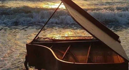 Постер Sunsetpiano. Фортепиано на закате. На мансарде винного хаба "Фанагория" в центре Сочи. Музыка П.Метени и Баха.