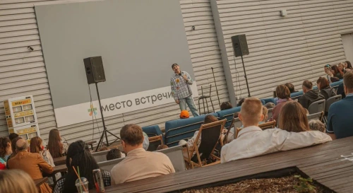 Постер Stand Up вечер под открытым небом - на крыше районного центра «Место встречи Будапешт»!