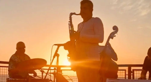 Постер «Джаз на закате» в ресторане на башне «Панорама» на Альпийской улице в Сочи.