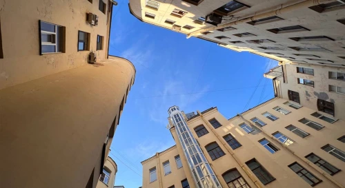 Постер Дворы и парадные с посещением коммунальной квартиры