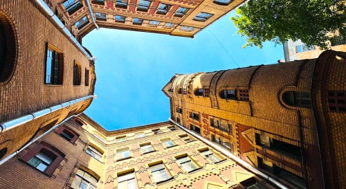 Постер Дворы и парадные Петроградской