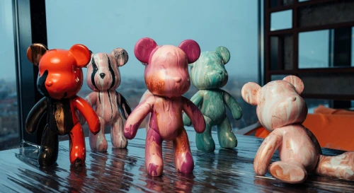 Постер Роспись мишки Bearbricks в технике флюид-арт в ресторане Tillander