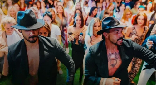 Постер Латина на крыше: живая музыка и мощные хиты. Despacito, Macarena, Daddy Yankee - поем и танцуем вместе.