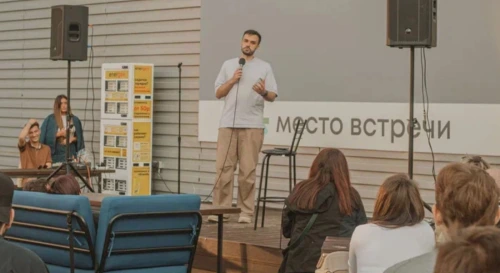 Постер Stand Up вечер под открытым небом - на крыше районного центра «Место встречи София»!