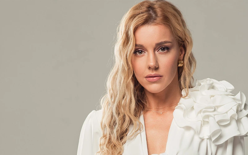 Постер Юлианна Караулова